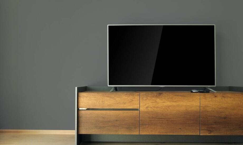 Komoda RTV z drewna – inspiracje aranżacyjne i praktyczne zastosowania