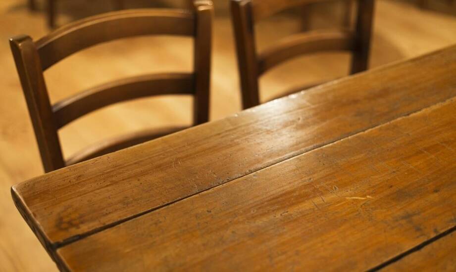 Krzesła dębowe w aranżacji wnętrz – zalety, trendy i inspiracje