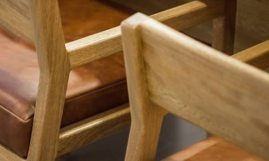 Krzesła drewniane dębowe – jakie wybrać i z czym je zestawiać?