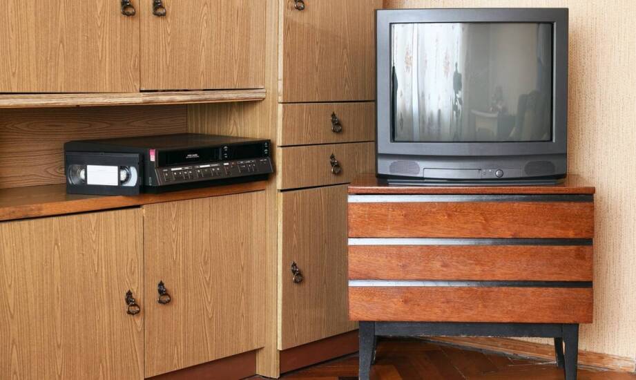 Komoda RTV drewniana – inspiracje, zalety i najczęstsze wybory użytkowników