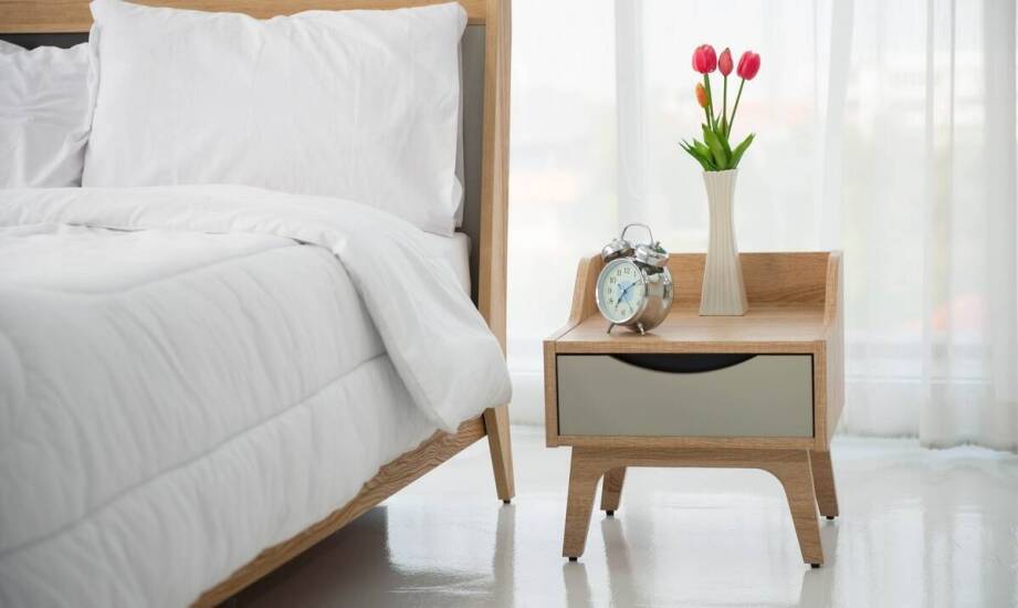 Szafki nocne z drewna – funkcjonalność i styl w aranżacji sypialni