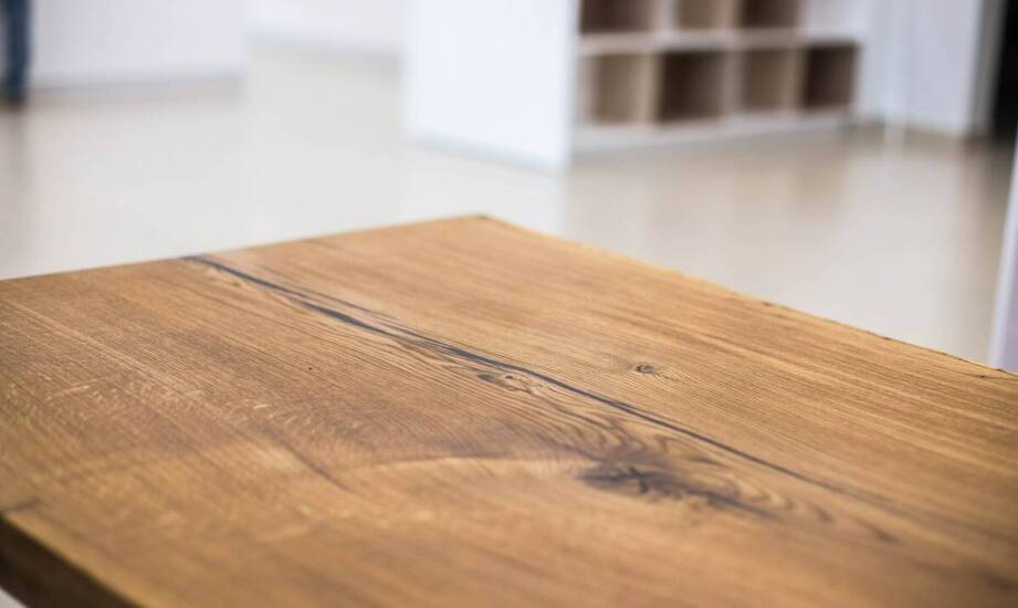 Stół dębowy rozkładany – zalety, zastosowania i inspiracje do wnętrz