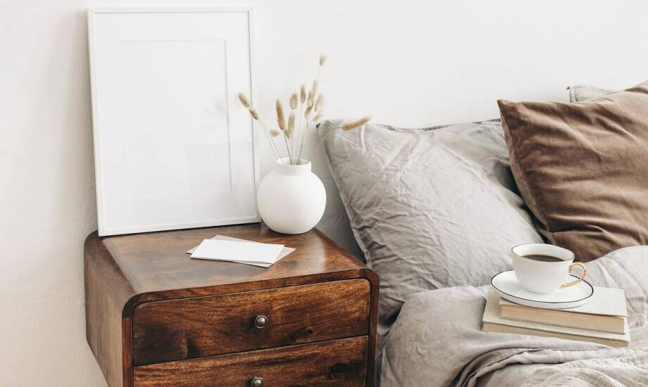 Jak dopasować drewniane szafki nocne do wystroju sypialni?