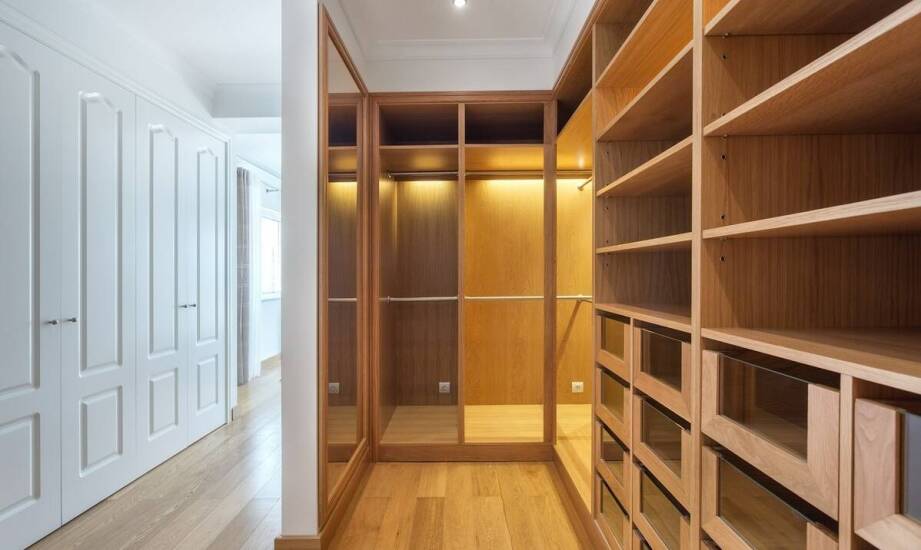Szafa dębowa trzydrzwiowa – funkcjonalność, styl i zastosowania w domu