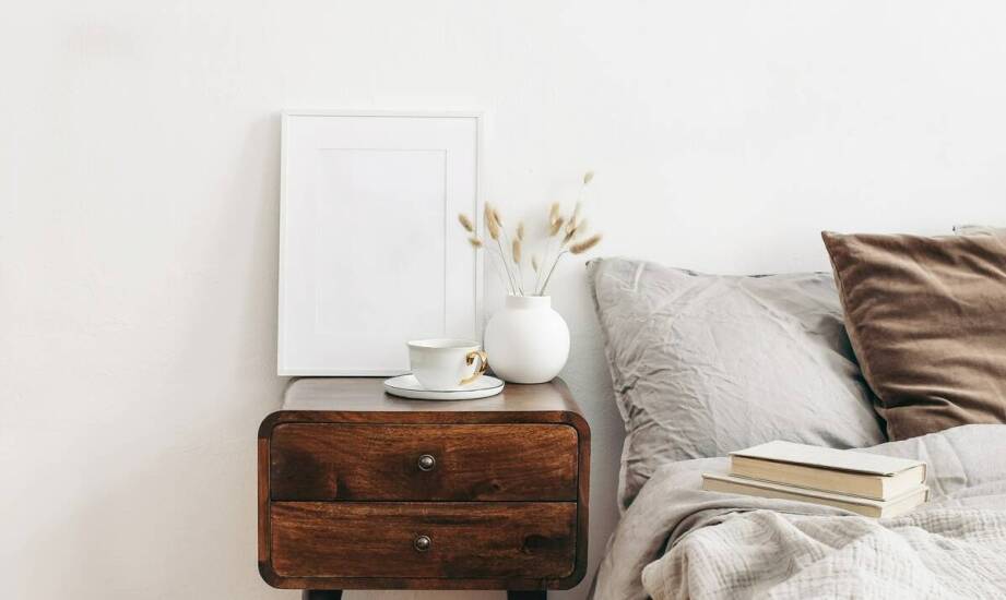 Drewniane szafki nocne do sypialni – inspiracje, funkcje i modne rozwiązania