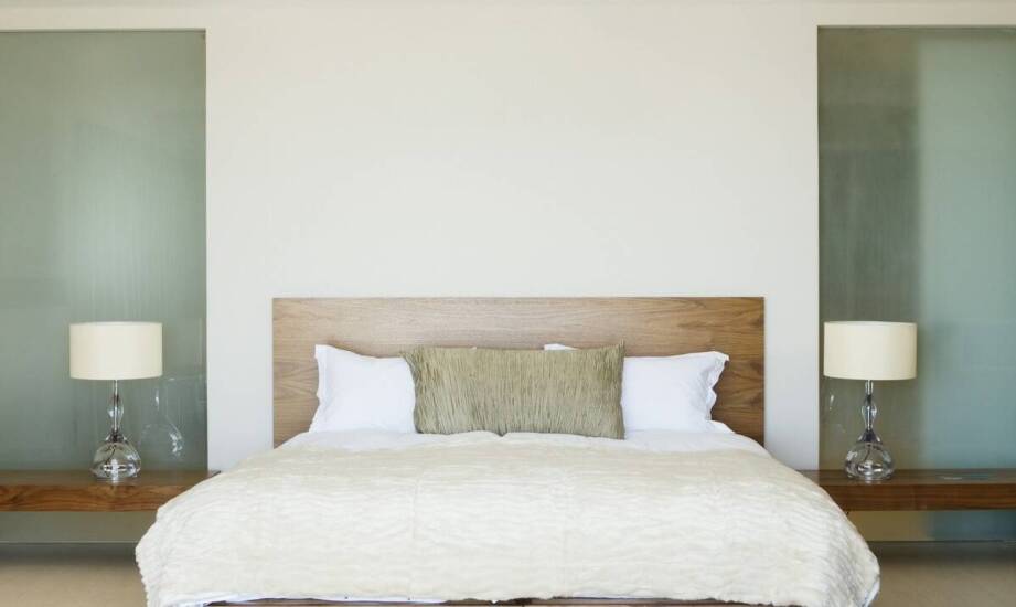 Łóżka z drewna i tapicerowany zagłówek – komfort snu i styl w sypialni