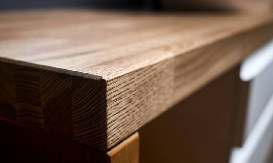 Stół z litego dębu na zamówienie – trwałość, styl i możliwości personalizacji