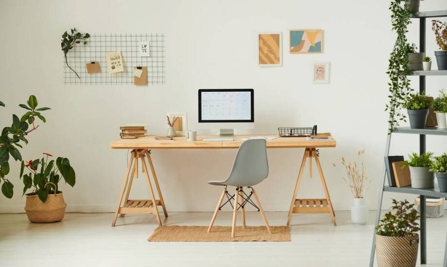 Biurko drewniane tworzone na wymiar – pomysły, zalety i praktyczne zastosowania