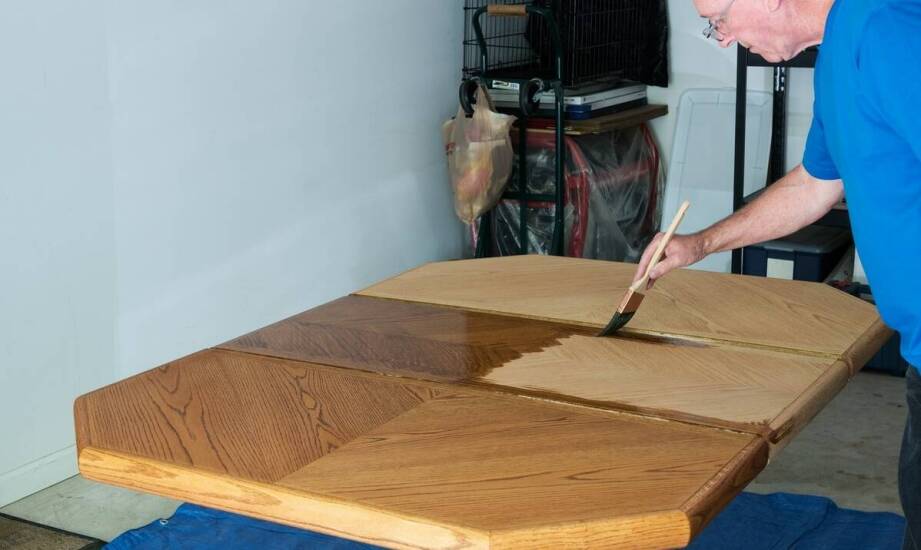Stół dębowy na zamówienie – czym kierować się przy wyborze idealnego modelu