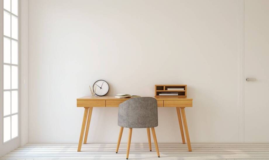 Drewniane biurka z litego drewna – zalety, inspiracje i możliwości aranżacji