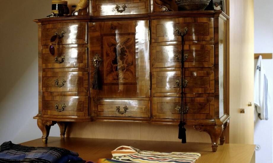 Komody drewniane na wymiar – inspiracje, funkcje i możliwości aranżacji