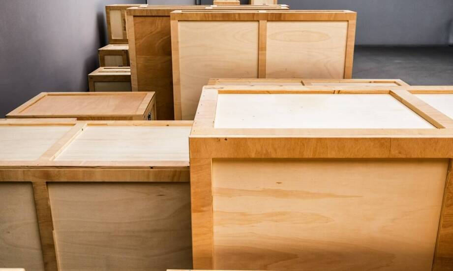 Komody z litego drewna – trwałość, styl i funkcjonalność w każdym wnętrzu