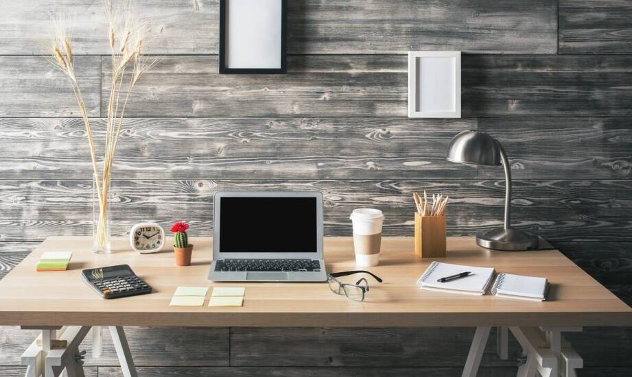 Biurka drewniane – jakie modele sprawdzą się w domowym gabinecie?