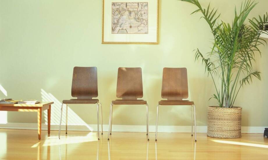 Krzesła z litego drewna – klasyka aranżacji i inspiracje do każdego wnętrza