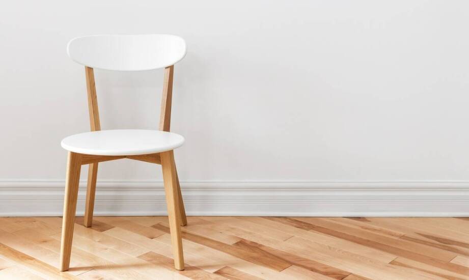 Lite drewno w wystroju – jakie krzesła podkreślą charakter wnętrza?
