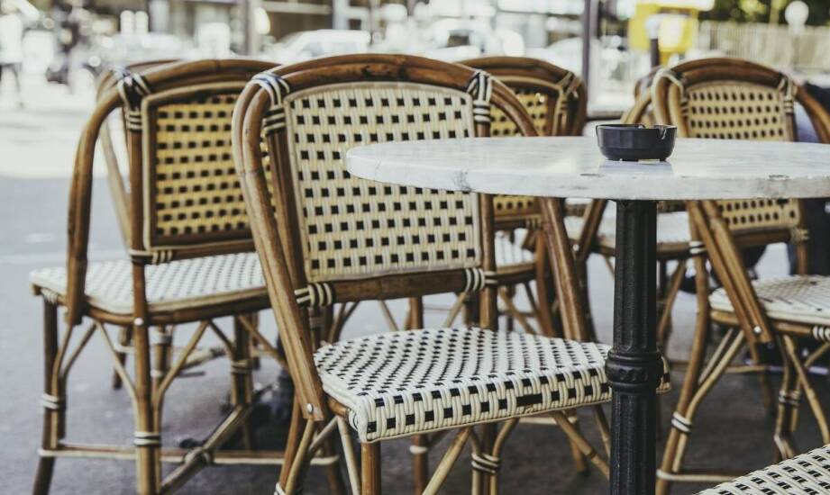 Krzesła do restauracji – najważniejsze cechy i inspiracje aranżacyjne