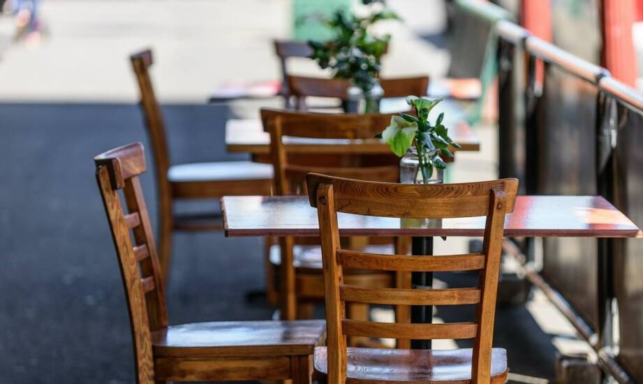 Krzesła drewniane do restauracji – styl, wygoda i pomysły na aranżację wnętrza