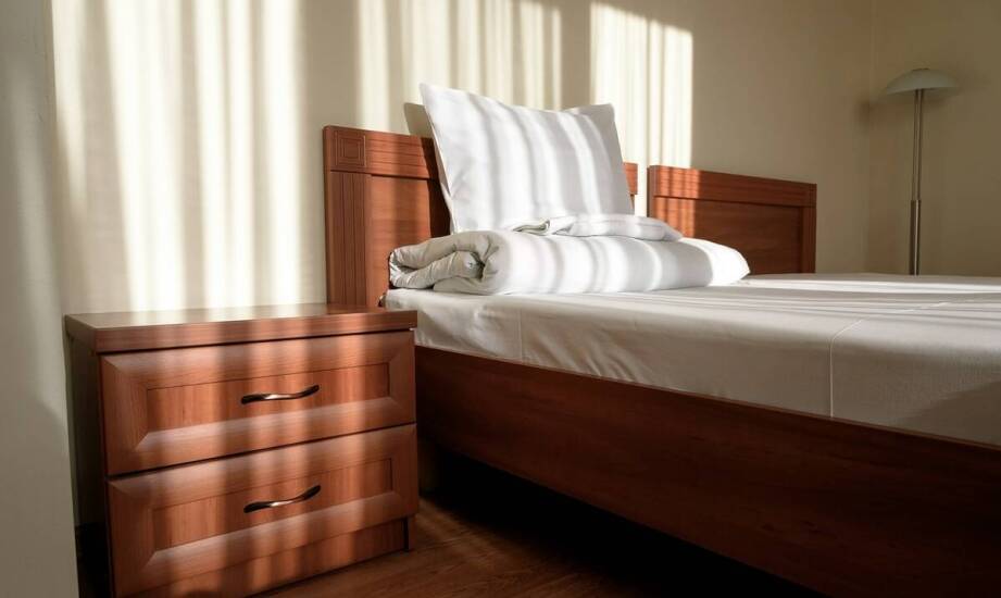 Łóżko z drewna z szufladami – pomysły na wygodne i stylowe przechowywanie