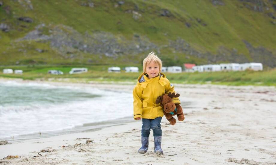 Letnie obozy nad morzem – atrakcje i korzyści dla dzieci w każdym wieku