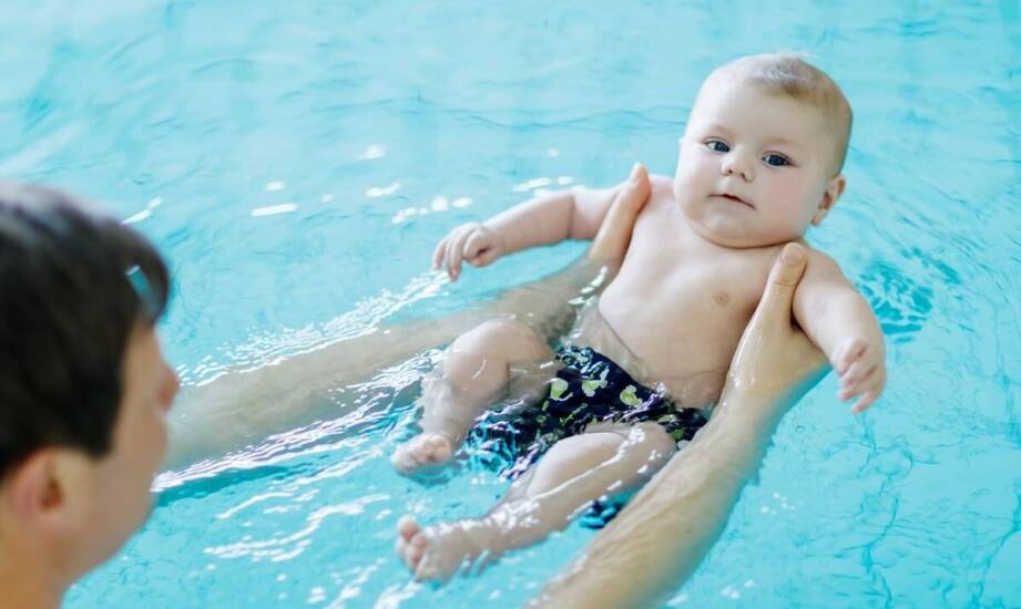 Pierwsze kroki niemowląt na basenie – jak przebiega nauka pływania od najmłodszych lat