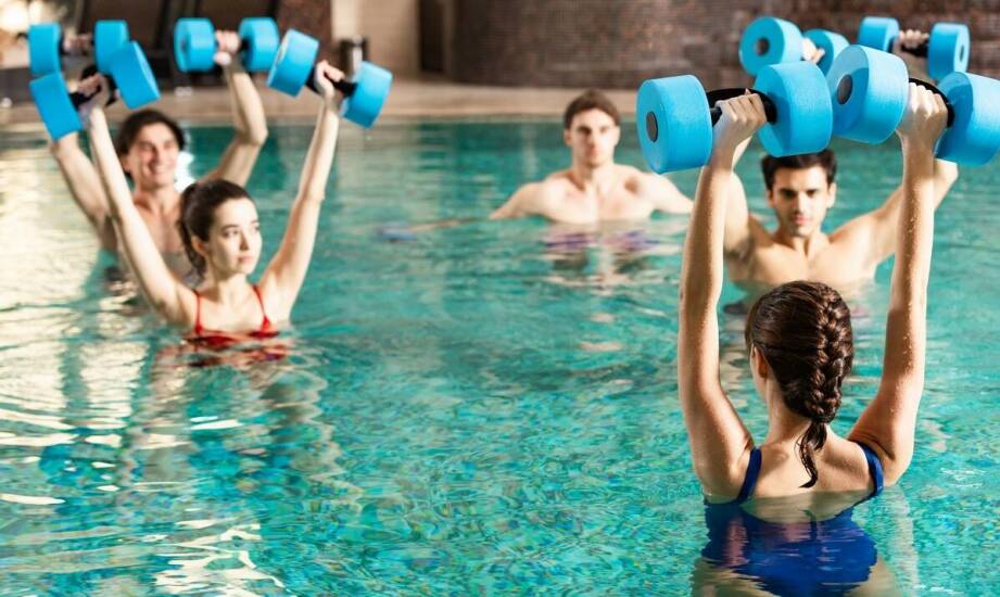 Aquafitness – jak zajęcia w wodzie poprawiają sprawność i redukują stres