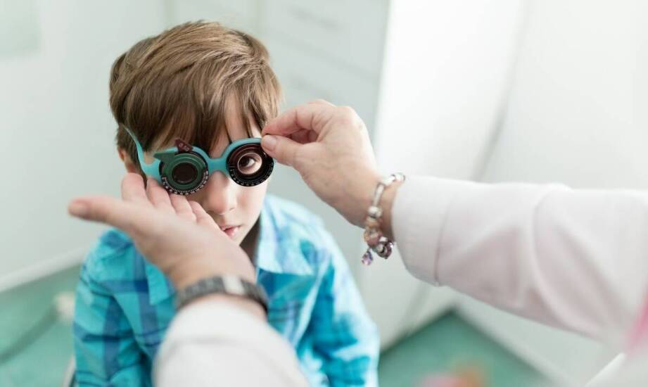 Jak przebiega pierwsza wizyta u okulisty dziecięcego i kiedy ją zaplanować