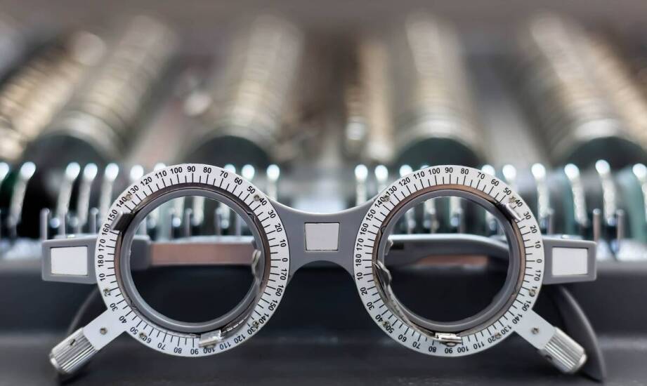 Soczewki fakijne – kiedy warto rozważyć implantację i jak przebiega zabieg