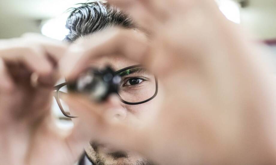 Soczewki kontaktowe o dużej twardości – najważniejsze fakty i zastosowania