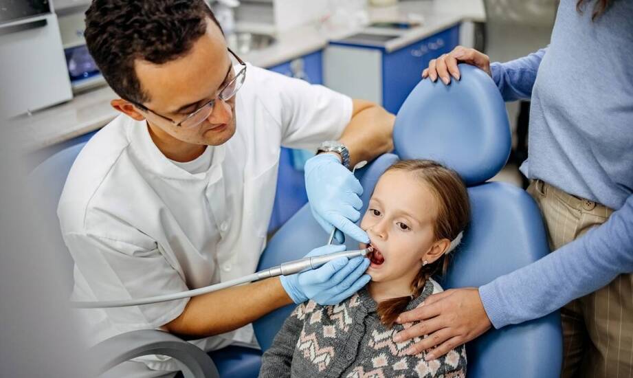 Jak przygotować dziecko do wizyty u stomatologa i jak przebiega leczenie zębów