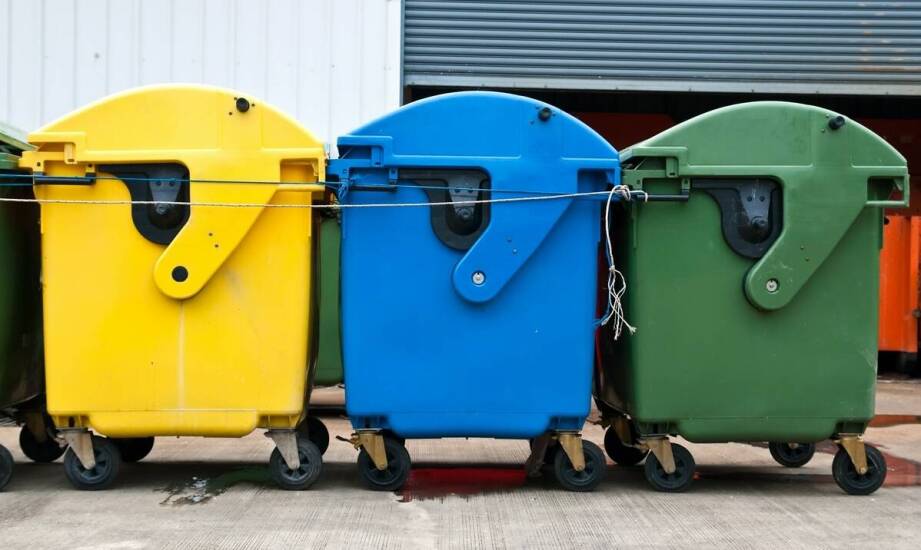Jak przebiega wynajem pojemników na odpady i jakie korzyści zapewnia