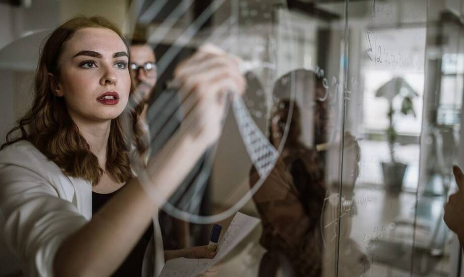 Grafika na szkle – inspirujące możliwości zastosowania w przestrzeni użytkowej