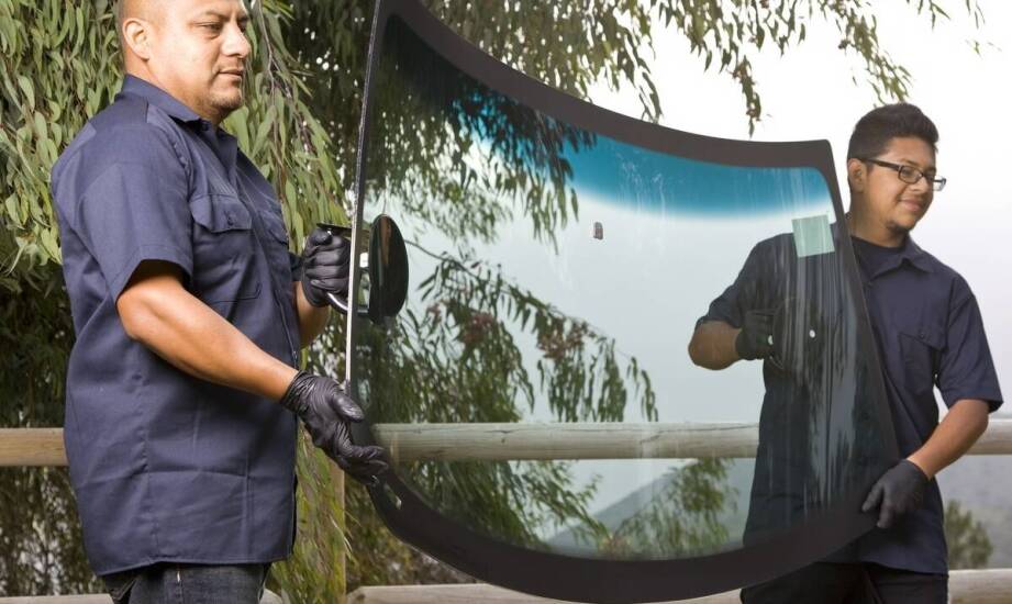 Fazowane lustra – stylowy sposób na doświetlenie i optyczne powiększenie wnętrza