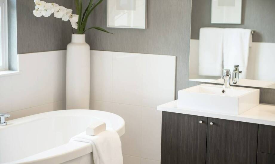 Lustro z fazowanymi krawędziami – styl i funkcjonalność w aranżacji wnętrz