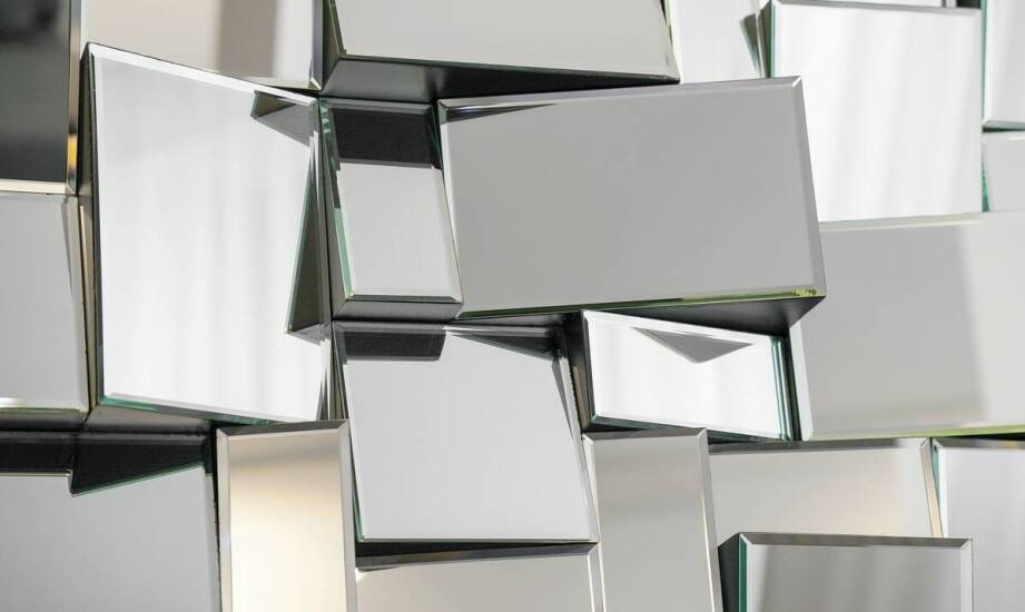 Płytki lustrzane jako sposób na optyczne powiększenie i rozświetlenie wnętrza