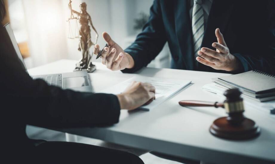 Jakie sprawy obejmuje doradztwo prawne i jak przebiega współpraca z prawnikiem