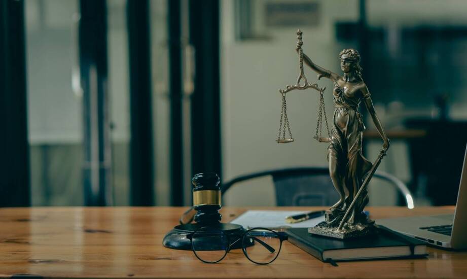 Najczęstsze mity dotyczące pracy prawnika – fakty i obalenie stereotypów