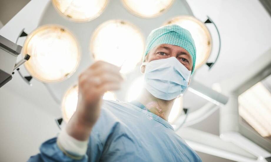 Czym zajmuje się chirurg oraz jakie zabiegi wykonuje w ramach specjalizacji?