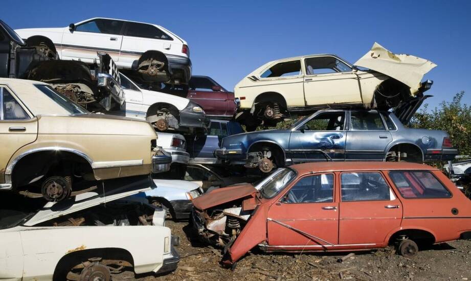 Auto złomowanie – jak przebiega proces oddania pojazdu na złom?