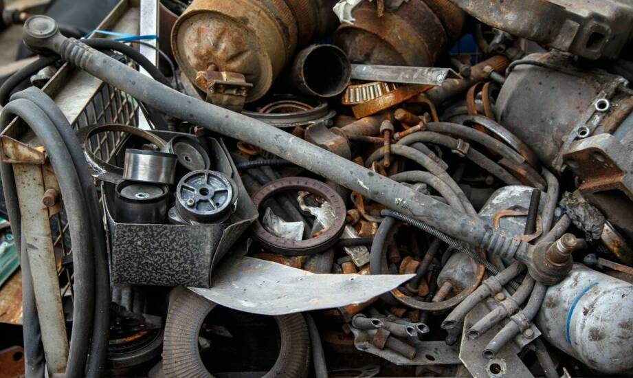 Transport złomu – jak przebiega przewóz odpadów metalowych krok po kroku