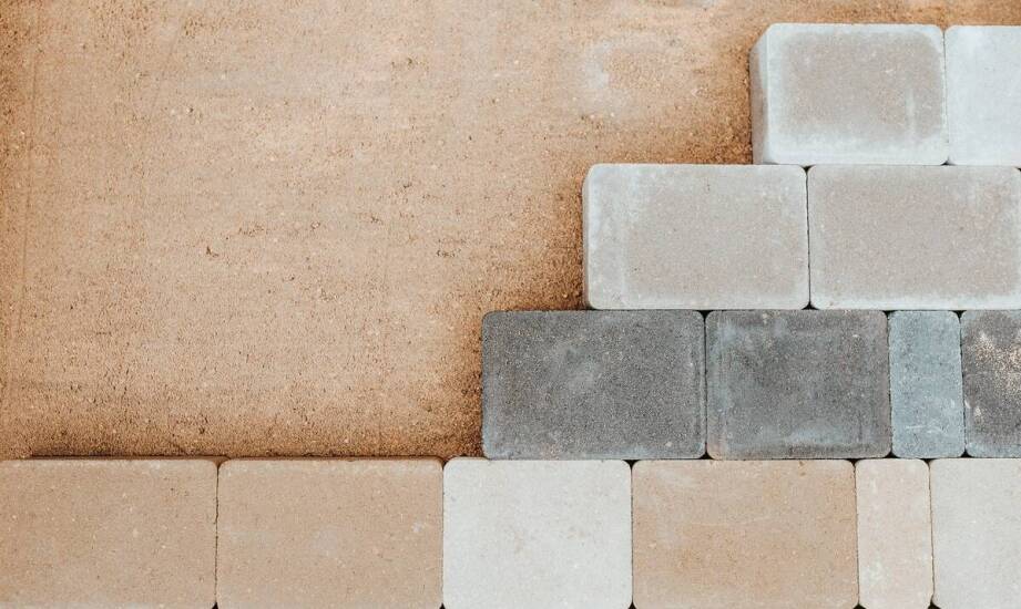 Bloczki ścienne – najważniejsze informacje, rodzaje oraz praktyczne zastosowania