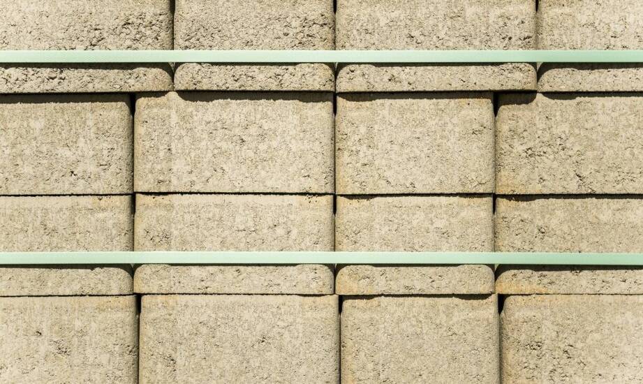 Pustaki ścienne – rodzaje, właściwości i zastosowanie w budownictwie