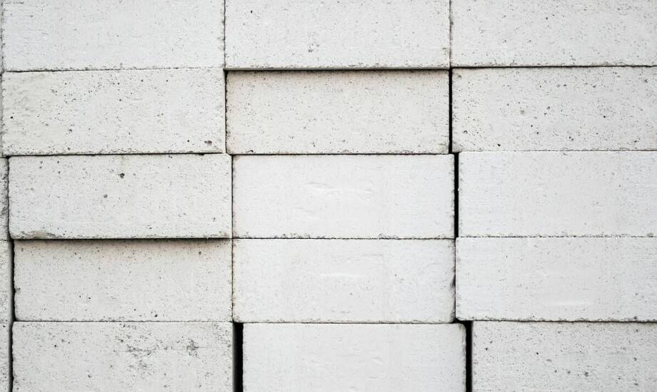 Z czego powstają ściany? Kluczowe cechy i zastosowania pustaków ściennych