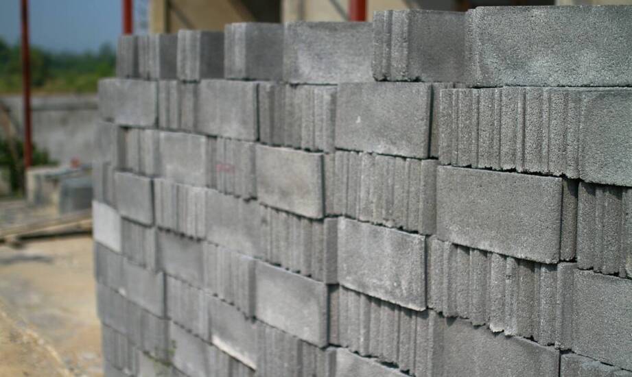 Bloczki ścienne – jakie parametry i właściwości warto wziąć pod uwagę?