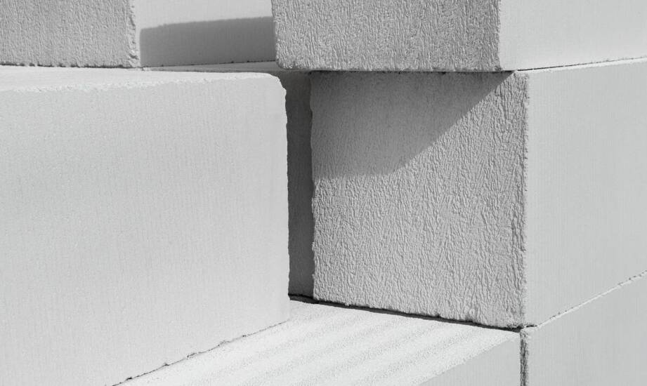 Bloczki ścienne – z czego powstają, jakie są rodzaje i gdzie znajdują zastosowanie