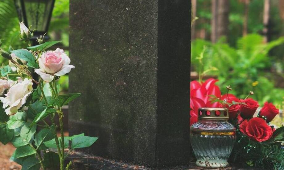 Jak wygląda proces organizacji uroczystości pogrzebowej oraz dostępne usługi