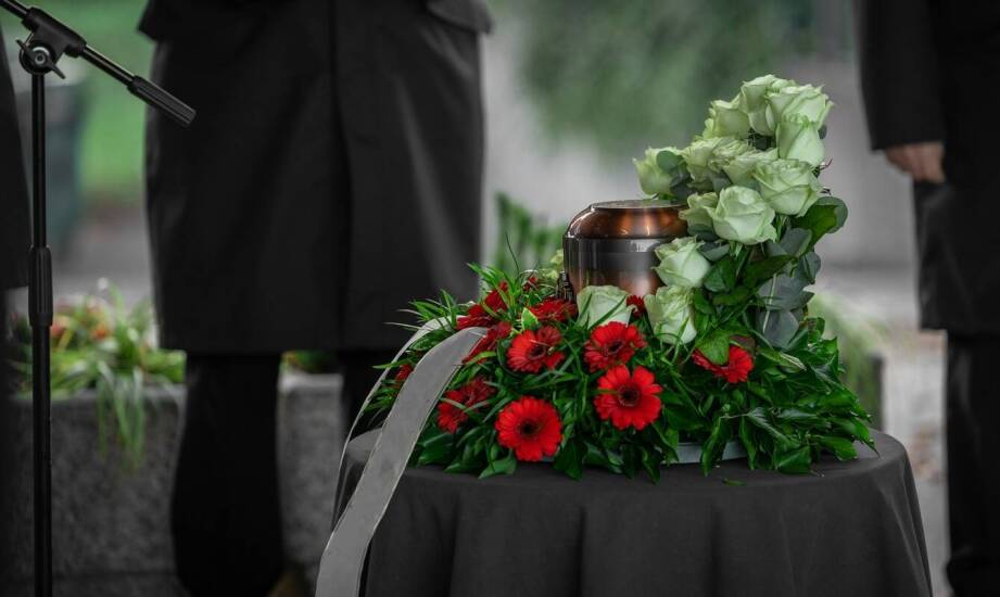 Jakie są dostępne formy pochówku oraz opcje wsparcia po stracie bliskich