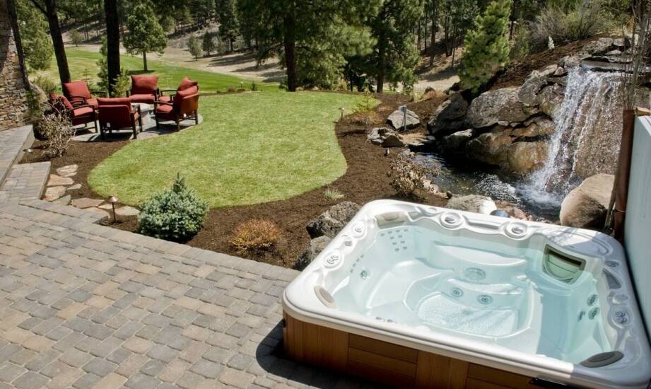 Duże jacuzzi ogrodowe – najważniejsze cechy i zalety wyboru do ogrodu