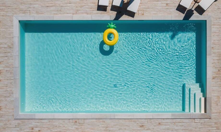 Basen zewnętrzny z przeciwprądem – jak działa i jakie daje możliwości?