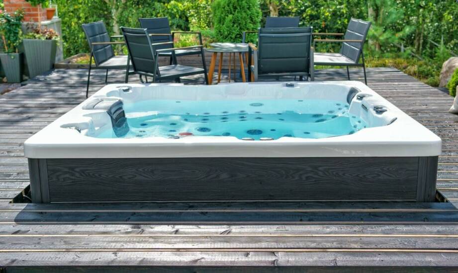 Hydromasaż w basenie ogrodowym – komfortowa strefa wypoczynku przez cały rok