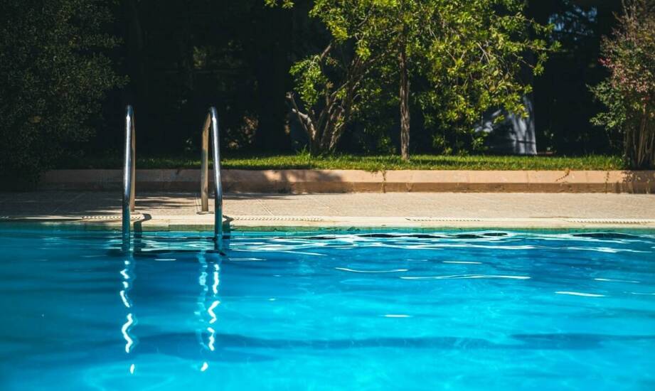 Możliwości basenów z przeciwprądem – pływanie i relaks w jednym